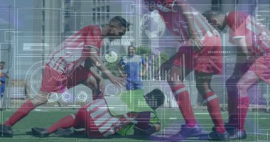 Sahadaki çeşitli futbolcuların istatistik ve veri işleme görüntüleri. Spor, rekabet ve veri işleme kavramı dijital olarak oluşturulmuş imaj.