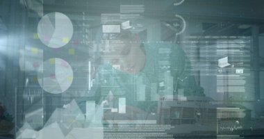 Ofiste çalışan Kafkasyalı iş kadını üzerinde hareket eden çeşitli dijital verilerin görüntüsü. Dijital kompozit, iş, analiz, çoklu pozlama, teknoloji, gelecek, meslek.