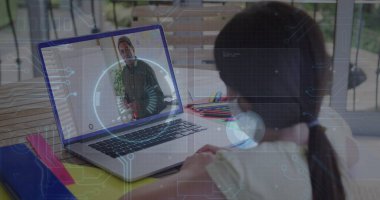 Laptop 'ta resim arayan bir kıza karşı, yuvarlak tarayıcı ve mikro işlemci bağlantılarının görüntüsü. Okul ve eğitim teknolojisi kavramı