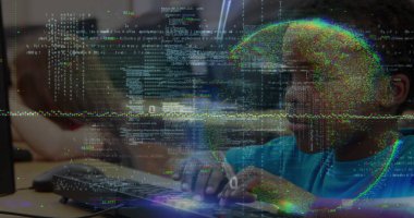 Veri işleme ve küreye karşılık okulda bilgisayar kullanan Afrikalı Amerikalı bir çocuğun portresi. Okul ve eğitim teknolojisi kavramı