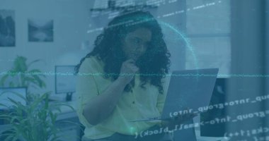 Ofiste dizüstü bilgisayar kullanan kadın hakkında finansal grafikler, dünya ve veriler. İş, finans, ekonomi, veri işleme ve teknoloji konsepti dijital olarak oluşturulmuş görüntü.