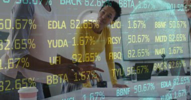 Finansal grafikler ve çeşitli kadın iş arkadaşları hakkındaki veriler. İş, finans, ekonomi ve işbirliği konsepti dijital olarak oluşturulmuş imaj.