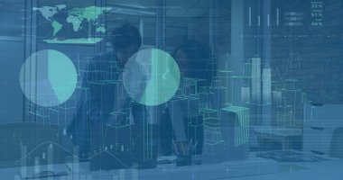 Ofisteki çeşitli iş adamları yerine veri işleme ve dijital şehir imajı. Küresel iş, bilgisayar ve dijital arayüz kavramı dijital olarak oluşturulmuş görüntü.