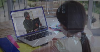 Laptop 'ta resim arayan bir kıza karşı, yuvarlak tarayıcı ve mikro işlemci bağlantılarının görüntüsü. Okul ve eğitim teknolojisi kavramı