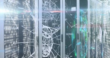 Bilgisayar sunucuları üzerinden numaraların ve veri işlemenin resmi. Küresel hesaplama ve veri işleme kavramı dijital olarak oluşturulmuş resim.