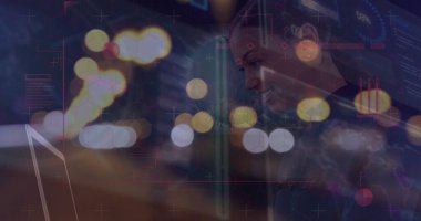 Aydınlatılmış lens ışığı ve iş kadını üzerinde dizüstü bilgisayar kullanarak grafik arayüzü. Dijital bileşik, çoklu pozlama, ışık, soyut, iş ve teknoloji kavramı.