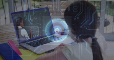 Laptop 'ta resim arayan bir kıza karşı, yuvarlak tarayıcı ve mikro işlemci bağlantılarının görüntüsü. Okul ve eğitim teknolojisi kavramı