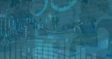 Ofisteki çeşitli iş arkadaşlarıyla ilgili finansal verilerin ve grafiklerin resmi. İş, finans ve ekonomi kavramı dijital olarak oluşturulmuş imaj.