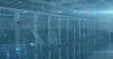 Veri merkezi odasında LED 'lerle parlayan sıralı sunucu dolapları, kablo tepsileri. Teknoloji, veri altyapısı, sanayi, ağ, elektronik, dijital, otomasyon