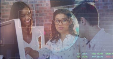 Çeşitli iş adamlarının konuştuğu veri işleme görüntüsü. Küresel iş ve dijital arayüz kavramı dijital olarak oluşturulmuş görüntü.