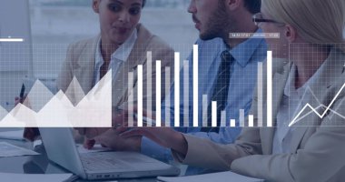 Ofis toplantısındaki erkek ve kadın meslektaşların görüntüsü, grafikleri ve veri işlemesi. Küresel iletişim, iş dünyası, dijital arayüz ve dijital olarak oluşturulan veri konsepti.