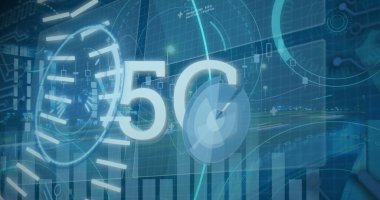 Şehir trafiğine karşı 5G yazılı pankart, yuvarlak tarayıcılar ve veri işleme. Küresel ağ ve iş teknolojisi kavramı