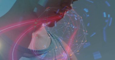 Dijital laboratuvarda kolsuz tişört giyen, holografik veri ağlı, kopyalama alanı olan bir erkek. Gelecek, teknoloji, yenilik, dijital, neon, kavramsal, geometrik