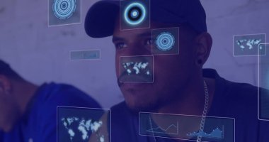 Afro-Amerikan bir adamın oturduğu yerde veri işleme görüntüsü. Küresel iş ve dijital arayüz kavramı dijital olarak oluşturulmuş görüntü.