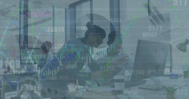 Ofisteki çeşitli iş adamlarının veri işleme görüntüsü. Küresel iş, bilgisayar ve dijital arayüz kavramı dijital olarak oluşturulmuş görüntü.