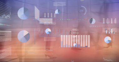 Sokaklarda yürüyen farklı insanların finansal veri işleme görüntüsü. Küresel iş, bilgisayar ve dijital arayüz kavramı dijital olarak oluşturulmuş görüntü.