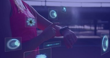 Afro-Amerikan bir kadının ellerinde akıllı kaset kullanarak veri taşıyan dijital ekranlar. Veri işleme, dijital arayüz ve dijital olarak oluşturulmuş görüntü konsepti.