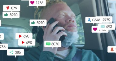 Albino Afro-Amerikan erkeklerinin sayısının giderek arttığı sosyal medya simgeleri. Küresel sosyal medya, teknoloji ve dijital arayüz kavramı dijital olarak oluşturulmuş görüntü.