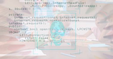 Okul masasındaki not defterlerine holografik arayüzü yüzen gündelik kıyafetlerle yazı yazan çocuklar. Eğitim, teknoloji, işbirliği, yenilik, öğrenme, fütüristik, sınıf
