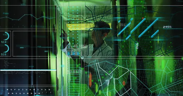 Sunucu odasındaki Asyalı erkek çalışanın veri işleme görüntüsü. Küresel iş ve dijital arayüz kavramı dijital olarak oluşturulmuş görüntü.