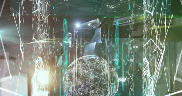 Kadın tamirci üzerindeki ikonlarla veri işleme ve bağlantı ağının resmi. Küresel iş, finans ve dijital arayüz kavramı dijital olarak oluşturulmuş görüntü.