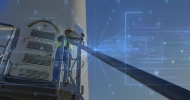 Teknisyen türbin güvertesine çıkıyor. Dizüstü bilgisayarı kontrol etmeye başlıyor. Endüstriyel, mühendislik, yenilenebilir, teknoloji, sürdürülebilirlik, dijital, kesinlik