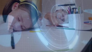 Kardeşleri duraklattıktan sonra eğitim için kağıtların üzerinde dönen dairesel arayüzü görmek. Teknoloji, işbirliği, konsantrasyon, öğrenme, yenilik, odaklanma, dijital