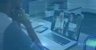 Telefon dinleyen, iş görüşmelerine katılan sunucular veri ölçümlerini grafik örtüsüyle vurguluyor. İşbirliği, teknoloji, analitik, dijital, iletişim, profesyonellik, yenilik