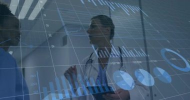 Doktor tıkırtı tableti, hemşire koridorunda yürürken tıbbi verilerin üst üste bindiğini gösteriyor. Tıbbi, sağlık, dijital, geleceksel, profesyonel, klinik, yenilik