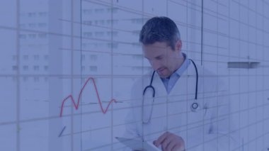 Erkek doktor tablet kaydırıyor, cam şebekesinde kırmızı-mavi çizelgeler oluşturup hasta verilerini izliyor. Analizler, teknoloji, yenilik, sağlık, dijital, görselleştirme, veri