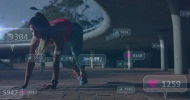 Üst geçidin altında dağcılık yapan bir kadın diz çöküp yüzen sosyal ölçümleri yükseltiyor. Fitness, kentsel, enerjik, teknoloji, motivasyon, aktivite, modern