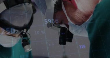 İki cerrah ameliyat masasına yaslanmış dijital şebeke zayıflayıp yer değiştirirken hayati göstergeleri izliyorlar. Tıbbi, teçhizat, yenilik, profesyonellik, kesinlik, klinik, takım çalışması