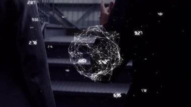 İş dünyasının cisimleşmesi için merdivenlere tırmanan meslektaşlar sayısal veriler gösteriyorlar. Şirket, ağ, teknoloji, gelecek, veri, işbirliği, ilerleme