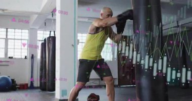 Boksör boks salonuna adım atıyor. Animasyon güçlendirici dayanıklılıkla jabcross 'u torbaya yerleştiriyor. Eğitim, spor, dinamik, güç, rekabet, atletik, sağlık.