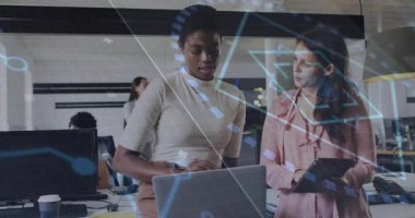 Meslektaşlar dizüstü bilgisayar açıyor ve yüzen geometrik simgelerle teknolojik verileri görselleştiriyor. İşbirliği, yenilik, teknoloji, analitik, takım çalışması, dijital, profesyonel