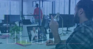 İş görüşmesinde yudumlayan işçiler, ölçümlerin artıp arttığını gösteren iş arkadaşları olarak grafikleri üst üste koyuyorlar. Profesyonel, işbirliği, analitik, modern, teknoloji, iş dünyası, çalışma alanı