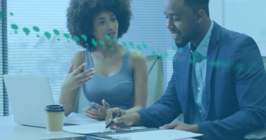 Veri toplantısındaki iş arkadaşları, dizüstü bilgisayarı takip eden adam üreten bir kadın. İşbirliği, takım çalışması, analitik, yenilik, dijital, profesyonel, modern