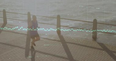 Kıdemli koşucu rıhtım korkulukları boyunca koşuyor. Veri noktalarını izleme işlemini başlatıyor. Atletik, sağlıklı, teknoloji, açık hava, performans, sağlıklı, izleme