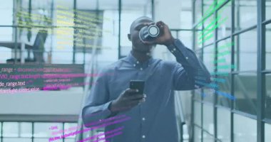 Atriyum merdivenlerinden inen teknisyen elinde telefon ve kupa tutarak kod girdabına ve kaydırmalı mesajlara neden oluyor. Profesyonel, modern, gösterişli, dijital, kurumsal, yenilikçi, enerjik