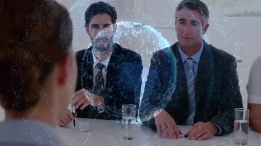 Aday, işe alım paneli veri noktalarını incelerken dijital küreyi etkinleştiriyor. Teknoloji, yenilik, işbirliği, analitik, profesyonellik, modern, karar verme mekanizması