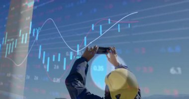 Enerji şamdanları moda pasta çizelgesini birleştirirken telefon üreten mühendis rüzgar türbini tarıyor. Yenilenebilir, teknoloji, yenilik, analiz, sürdürülebilirlik, gözetim, ilerleme