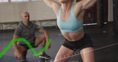 Fitness sahnesi, sporcunun topuklu ayakkabı kullanarak, grafiksel animasyon ölçüsüyle çömelmeye başladığını gösteriyor. Dayanıklılık eğitimi, atlet, koçluk, biyomekanik, performans, spor salonu, dinamik