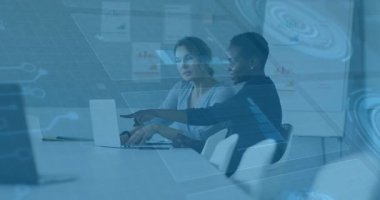 İş arkadaşları verileri yazarken ve açıklarken dizüstü bilgisayarlarında 3 boyutlu grafikler gösteriyorlar. İşbirliği, takım çalışması, profesyonel, yenilik, dijital, konferans, tartışma