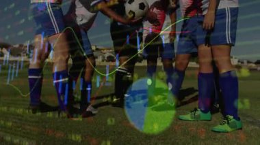 Koç futbol topunu bir araya topluyor, kadın oyuncular el ele tutuşuyor top kaldırarak tezahürat yapıyor. Takım çalışması, yoldaşlık, motivasyon, atletik, birlik, açık hava, canlı