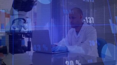 Etkileşimli yüzen çizelgelerle gerçek zamanlı veri analizi için laboratuvar araştırmacısı daktilo komutları. Bilim, yenilik, teknoloji, analitik, kesinlik, profesyonel, modern