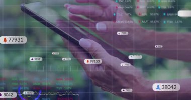 Kadın tıklaması ve tableti araklaması gerçek zamanlı analizleri izlemek için canlandırılmış yapay zeka örtülerini etkinleştiriyor. Teknoloji, yenilik, veri, arayüz, açık hava, doğa, iletişim