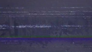 Gri ekran üzerinde titreşen statik arıza bantları başlatıldığında renklerin yer değiştirmesi hatayı görselleştirir. Dijital arıza, parazit, arıza sanatı, elektronik gürültü, soyut model, teknik bozulma, siber estetik