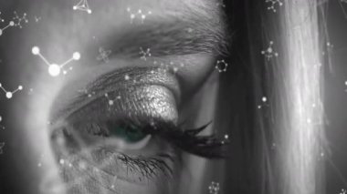 Sağ göz kapağı kaldırma ve açığa mavi iris holografik paneller olarak somutlaştırma ve tarama iris. Fütüristik, biyometrik, teknoloji, bilim, veri görselleştirme, dijital, analiz