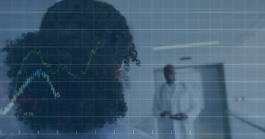 Kadın doktor koridorda duruyor, erkek doktor takım incelemesi için veri örtüsü sergiliyor. Tıbbi, sağlık, teknoloji, analiz, işbirliği, yenilik, profesyonel