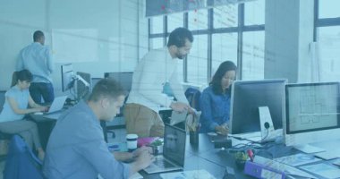 İş arkadaşı iş arkadaşına tableti gösteriyor ve ölçümleri gösteren animasyon çizelgelerini etkinleştiriyor. İşbirliği, takım çalışması, dijital, yenilik, modern, üretkenlik, veri